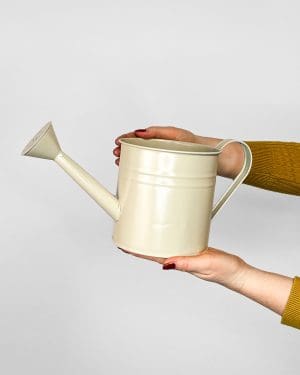 Dekorativní kovová konev - béžová