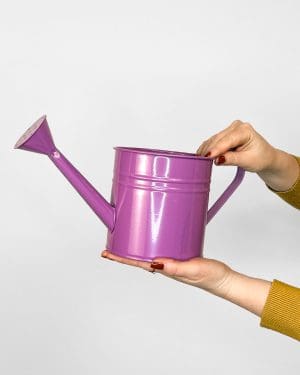 Dekorativní kovová konev - fialová