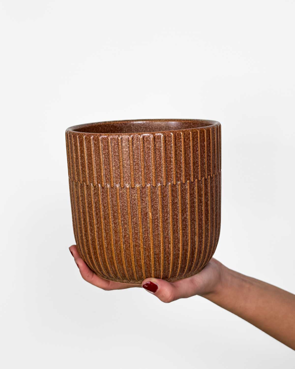 Reliéfní hnědý květináč (M) - 15,5 cm