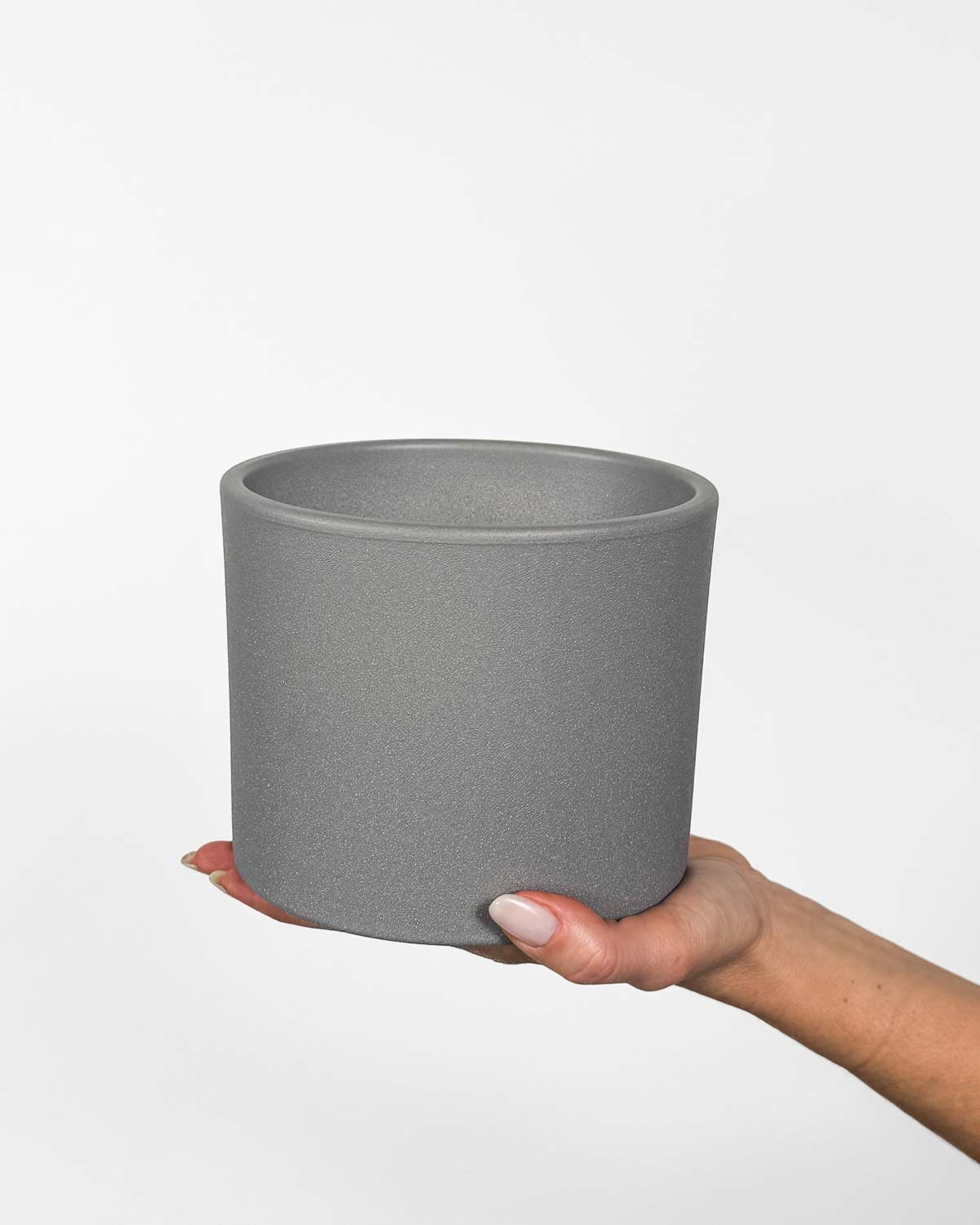 Klasický světle šedý květináč (M) - 13 cm